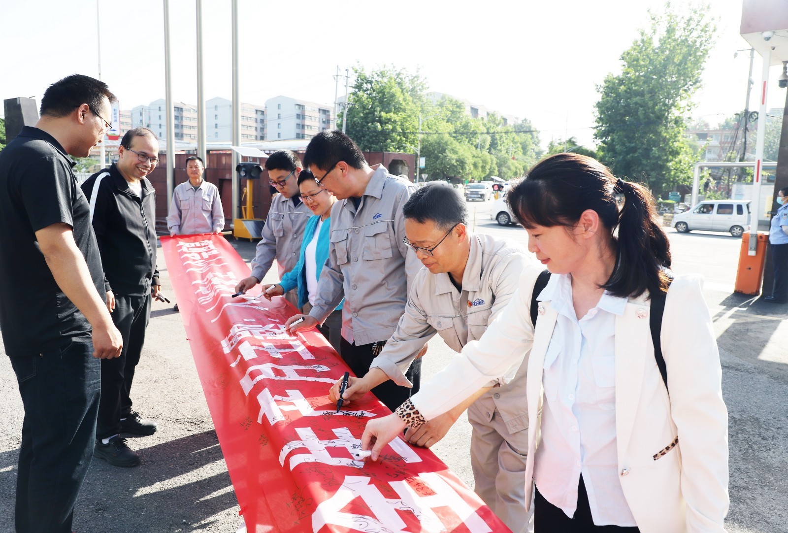 安陽(yáng)園區(qū)開展 “安全生產(chǎn)月”主題簽名活動(dòng)2_調(diào)整大小